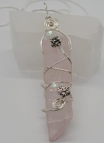Handmade Boho Crystal Rose Quartz Flower Necklace - UNDFIND